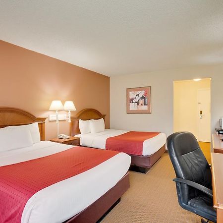 Hotel Ramada By Wyndham Provo Extérieur photo