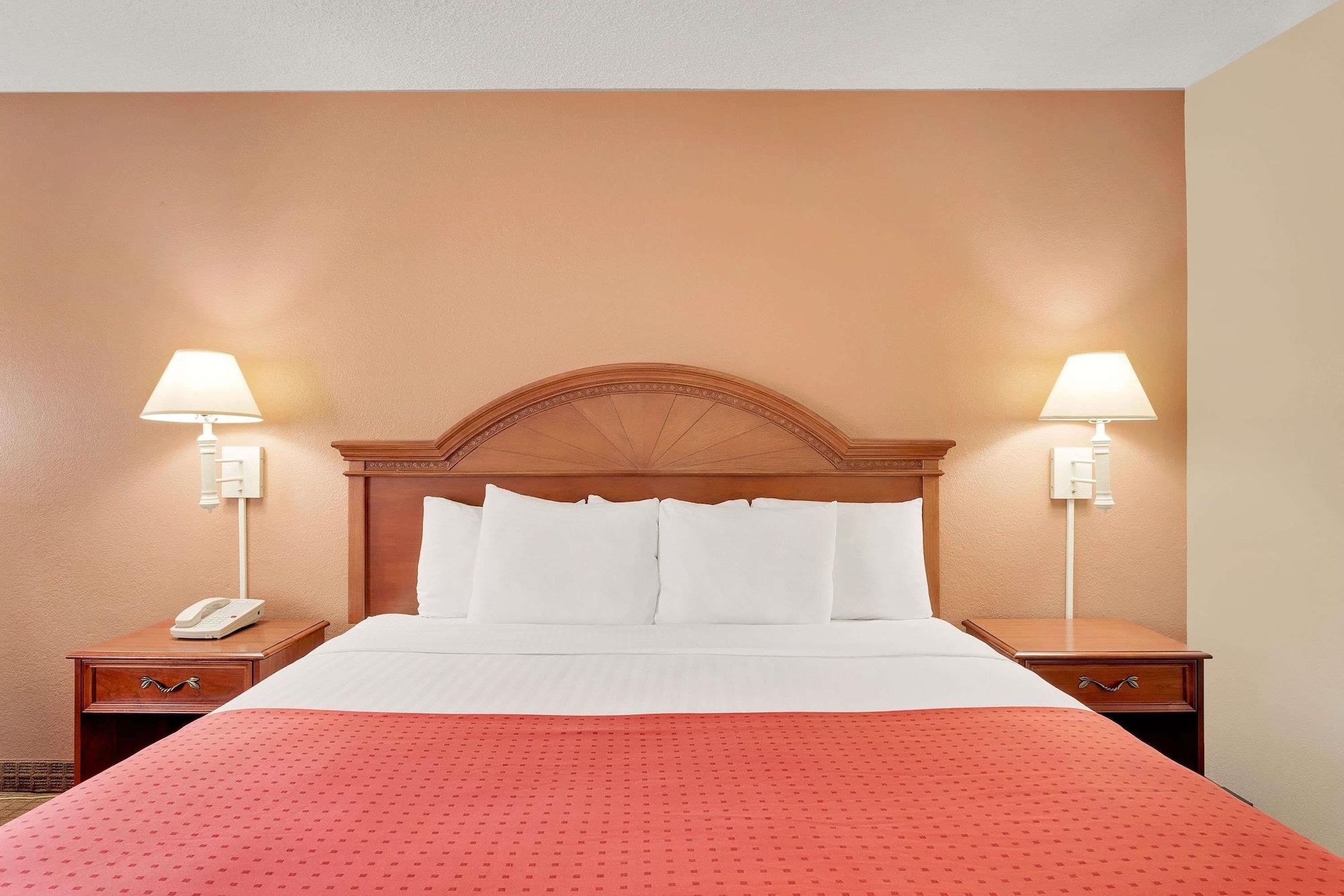 Hotel Ramada By Wyndham Provo Extérieur photo