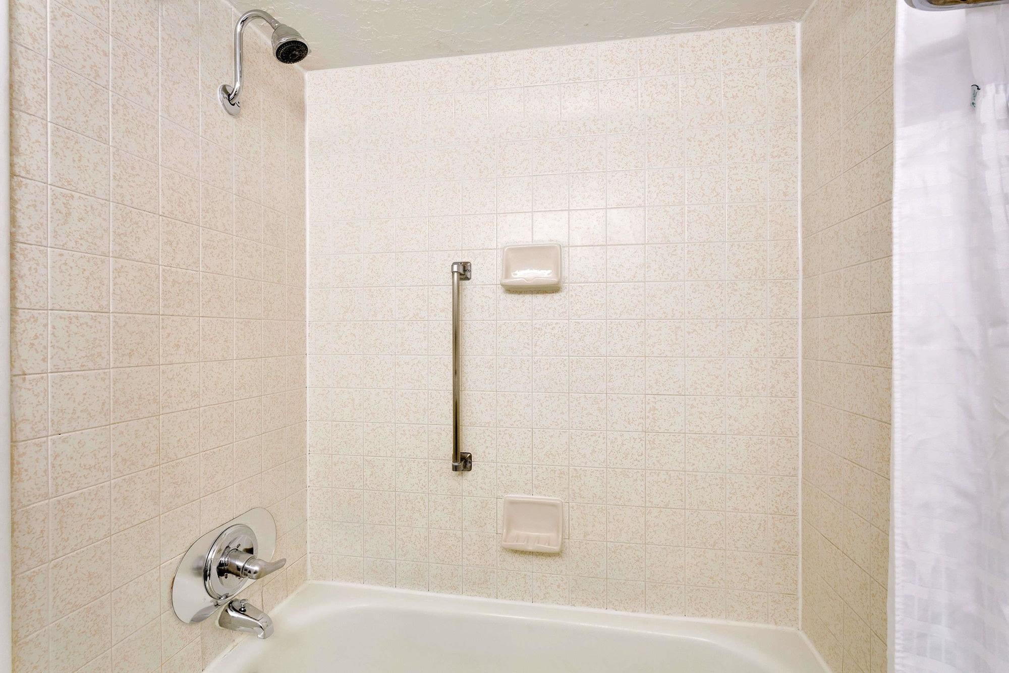 Hotel Ramada By Wyndham Provo Extérieur photo