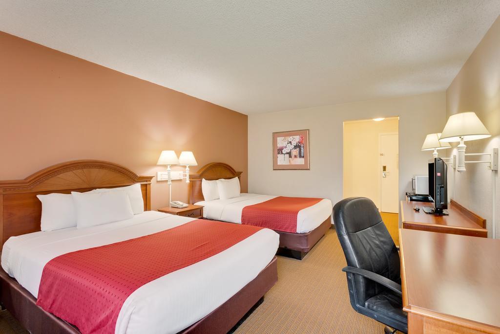Hotel Ramada By Wyndham Provo Extérieur photo
