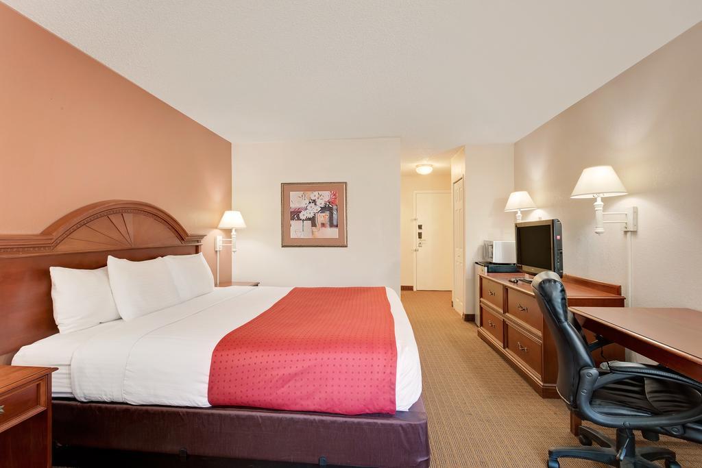 Hotel Ramada By Wyndham Provo Extérieur photo