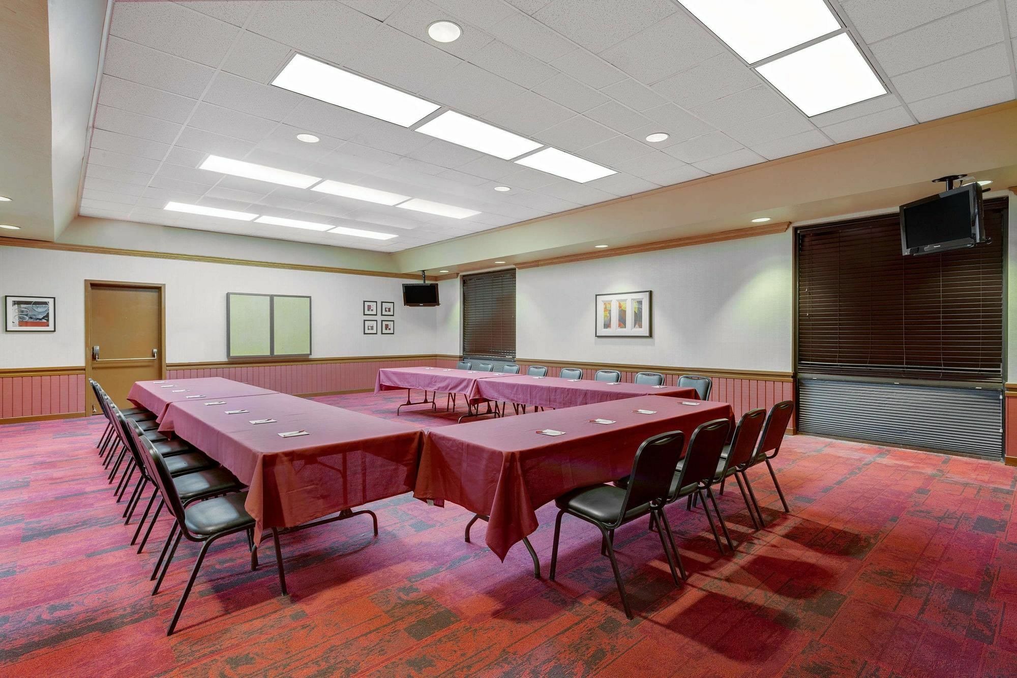Hotel Ramada By Wyndham Provo Extérieur photo