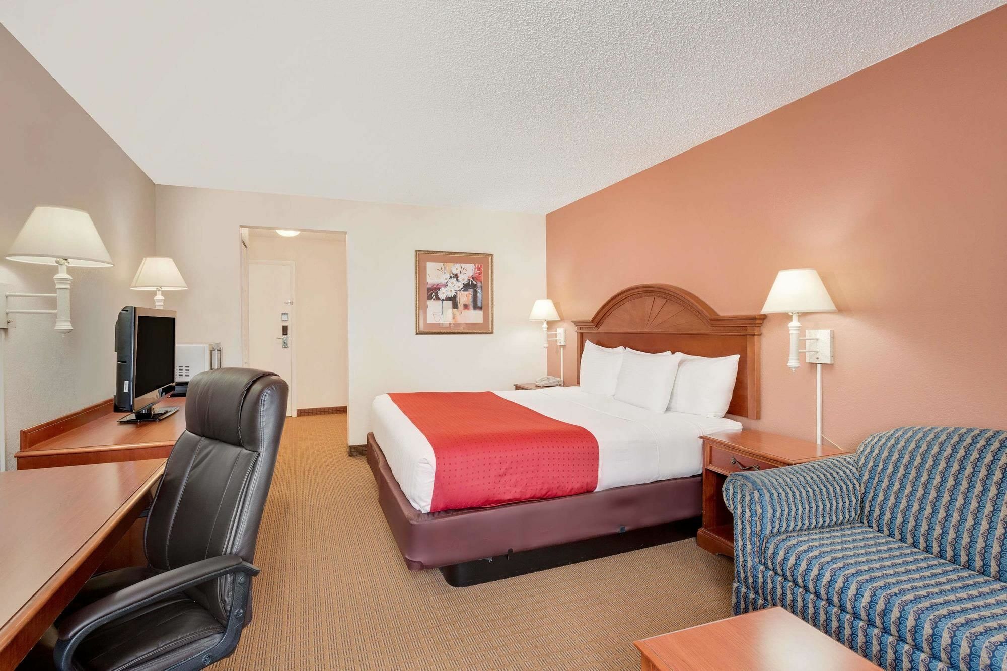 Hotel Ramada By Wyndham Provo Extérieur photo