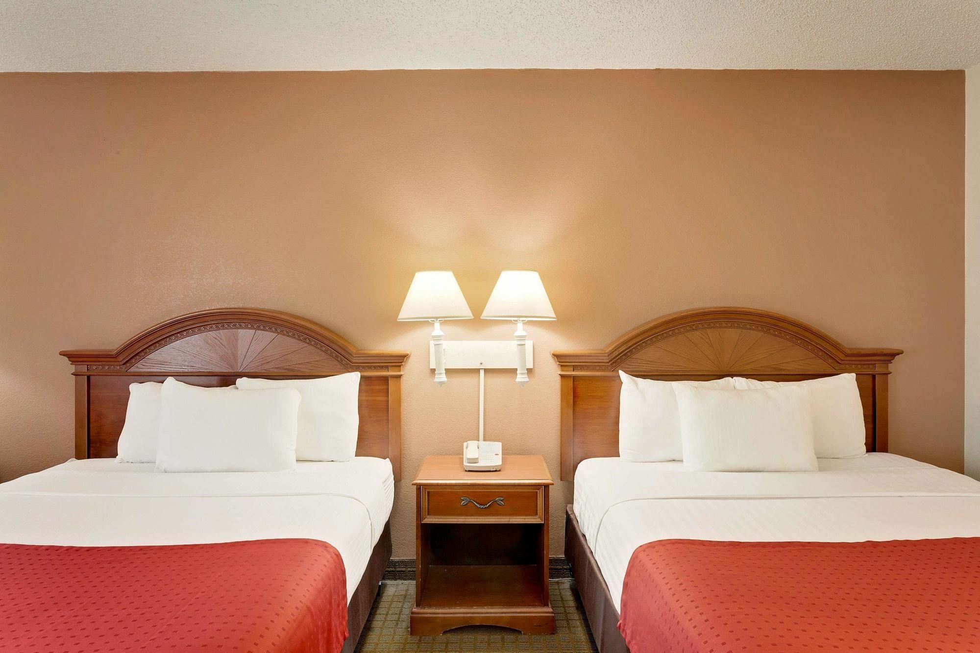 Hotel Ramada By Wyndham Provo Extérieur photo