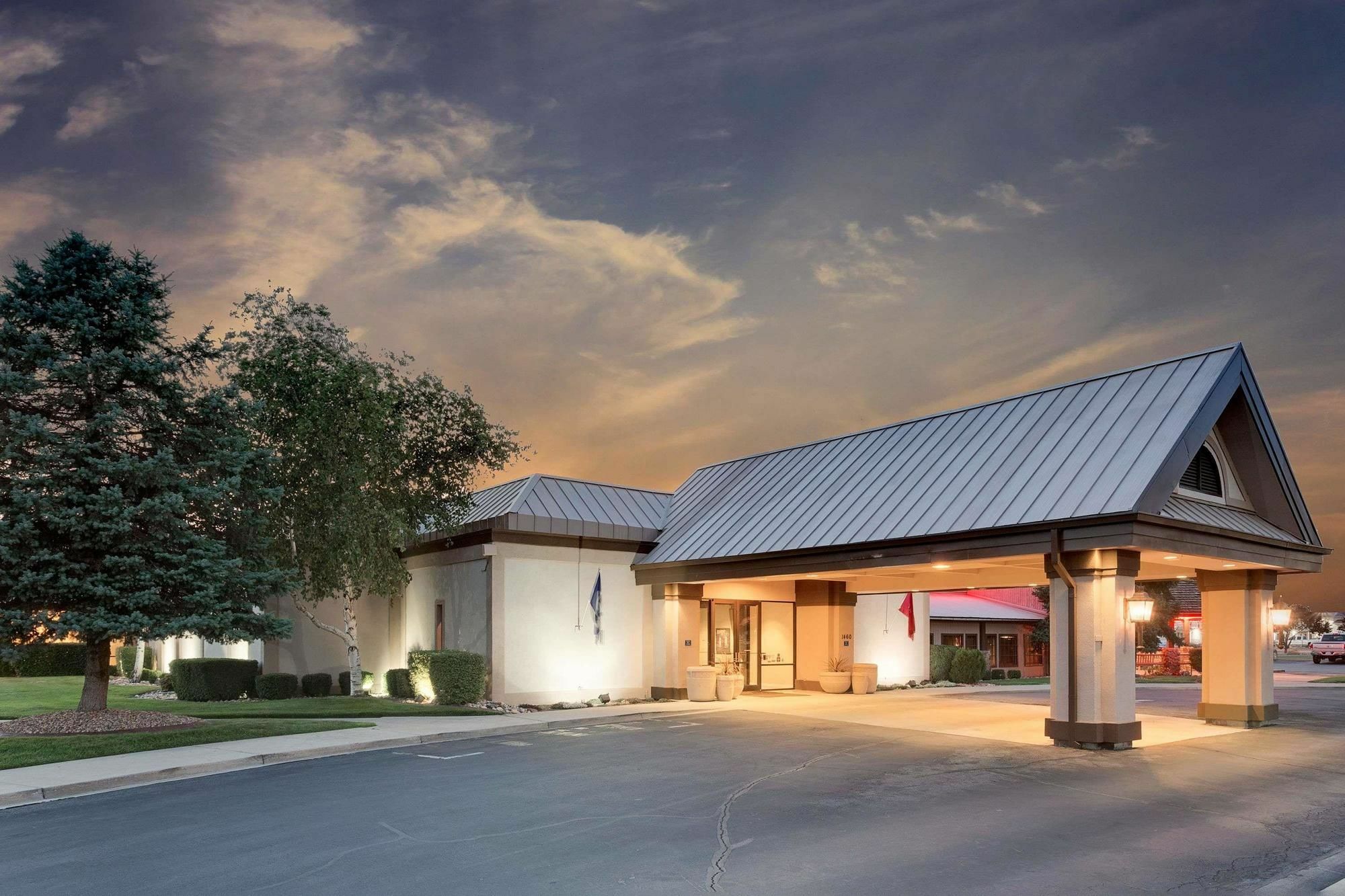 Hotel Ramada By Wyndham Provo Extérieur photo