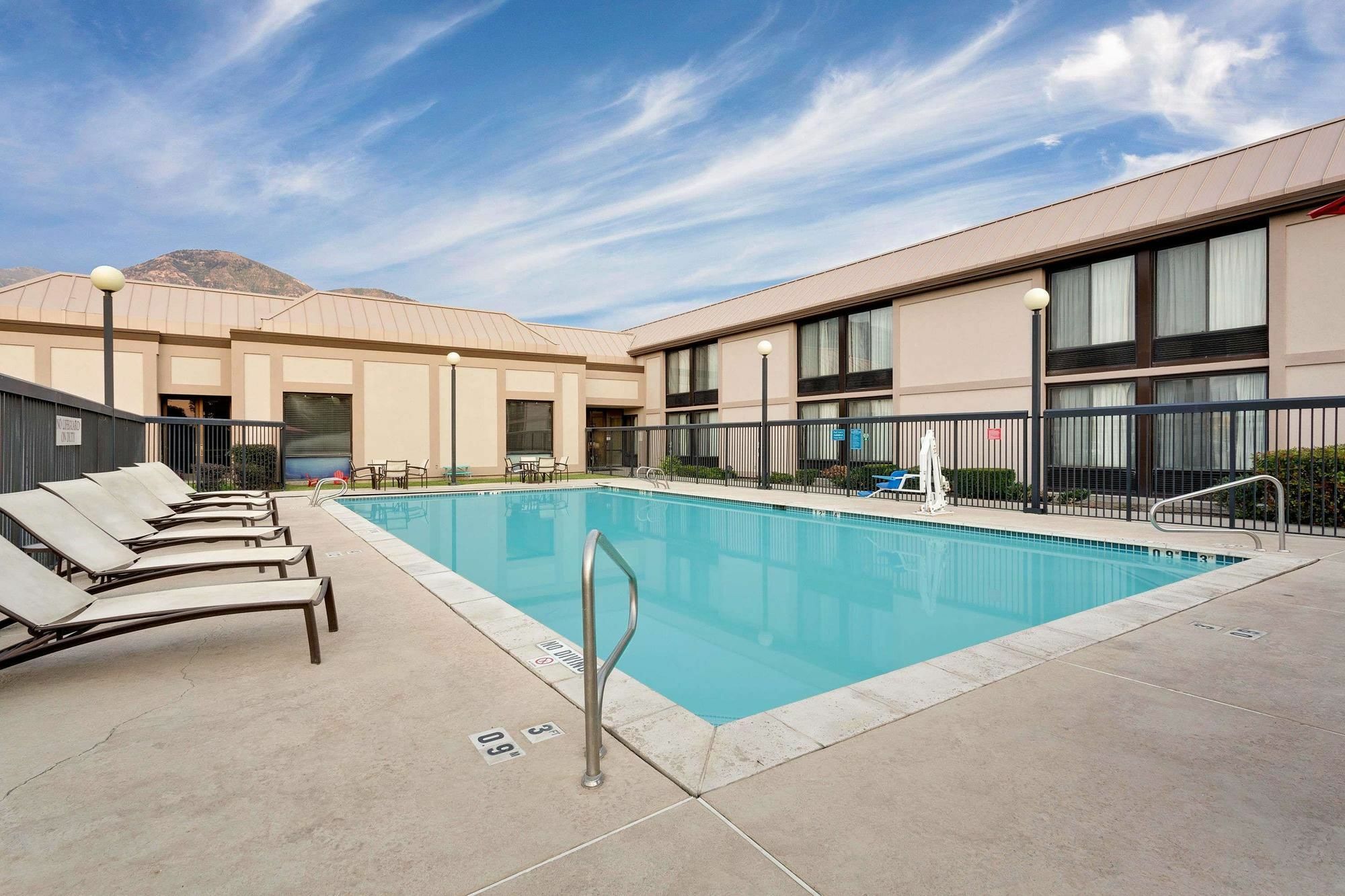 Hotel Ramada By Wyndham Provo Extérieur photo