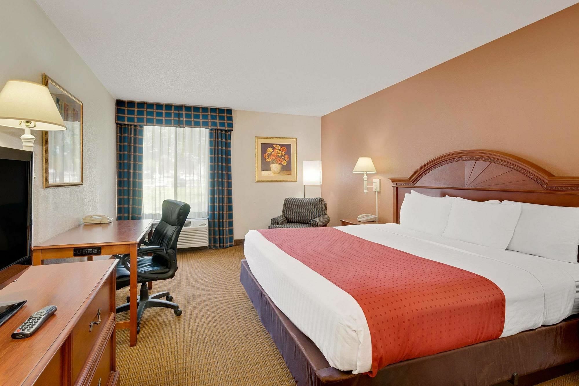 Hotel Ramada By Wyndham Provo Extérieur photo